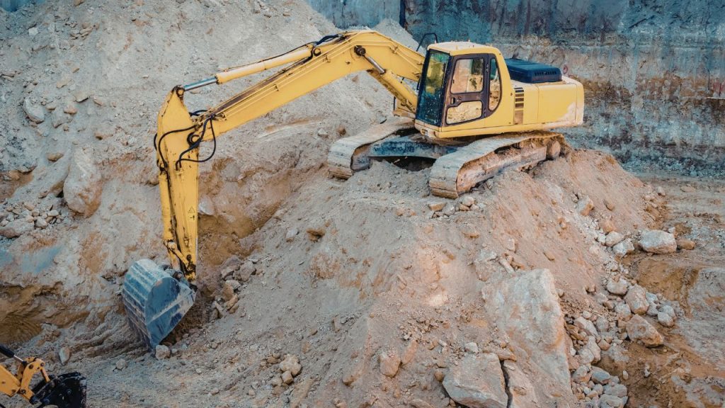 Para operar máquinas pesadas em canteiro de obras ou vias públicas é preciso ter uma carteira de habilitação e cursos especializados.