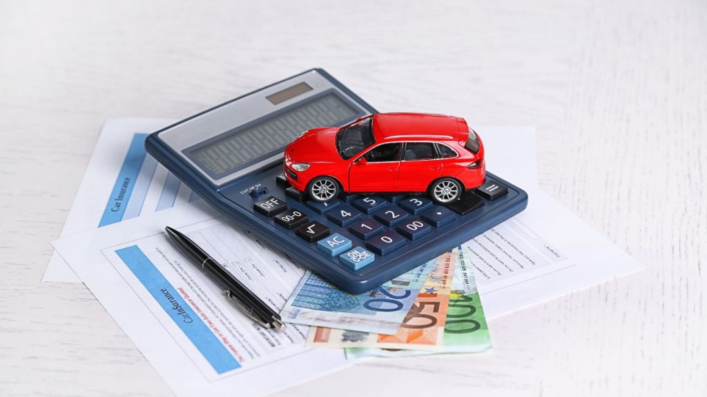 A transferência de veículo feita por conta própria pode ajudar você a economizar.