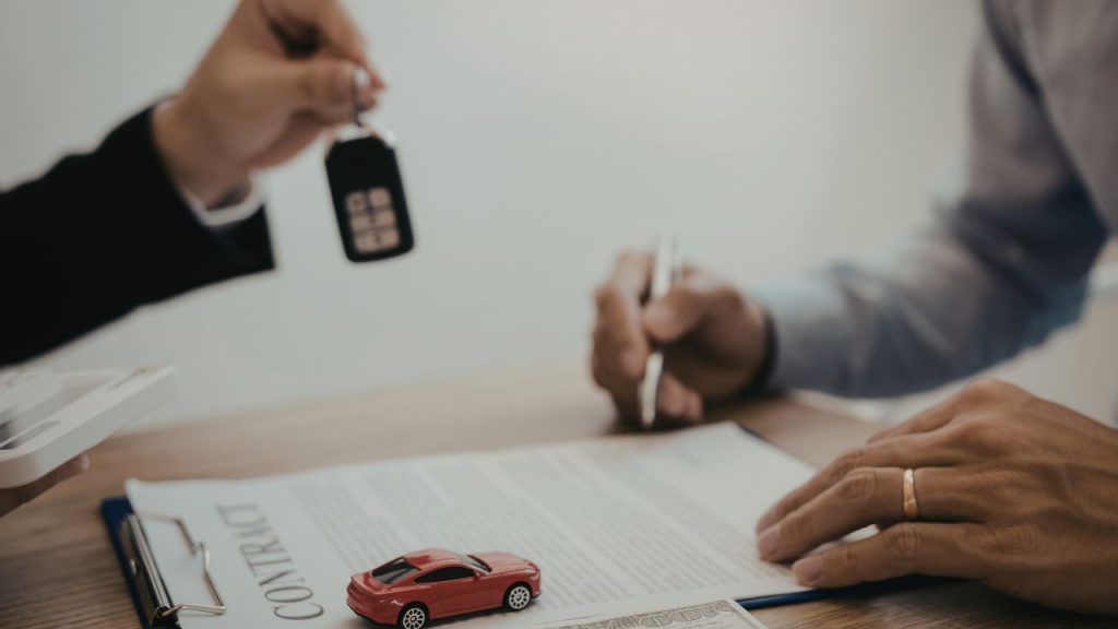 A transferência do veículo sem despachante é possível e sem burocracia. Podendo ser feita no Detran mais próximo ou até mesmo online.