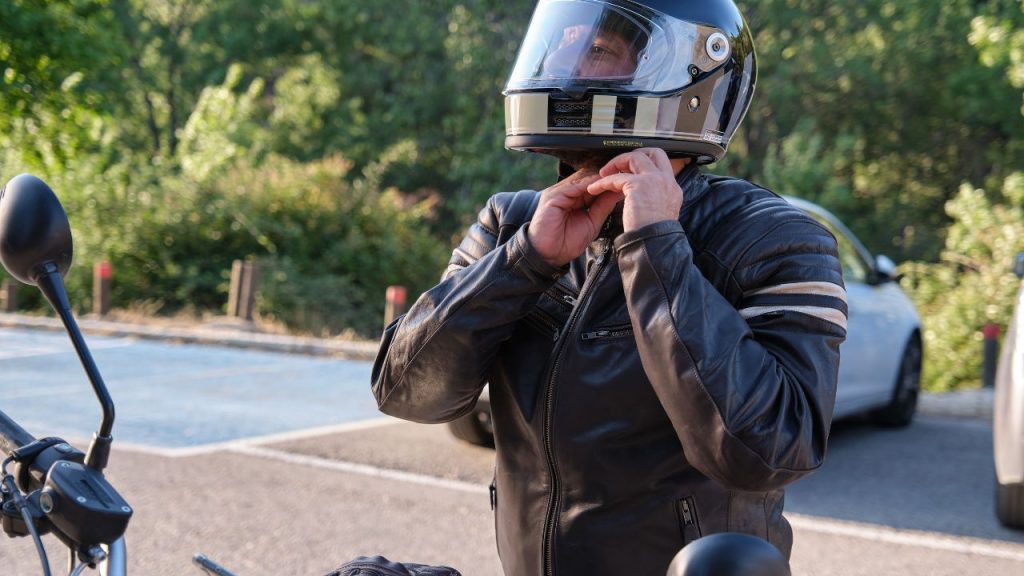 Segurança em primeiro lugar. É importante o uso de capacete não só no exame de moto, mas no dia a dia.
