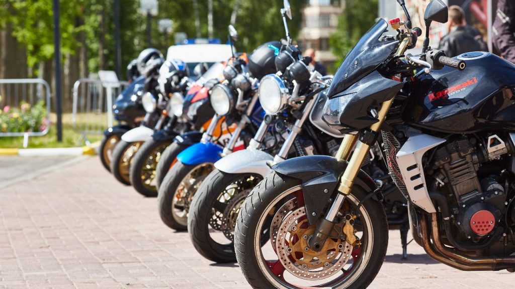 fileira de motos esperando na hora de fazer o exame de moto
