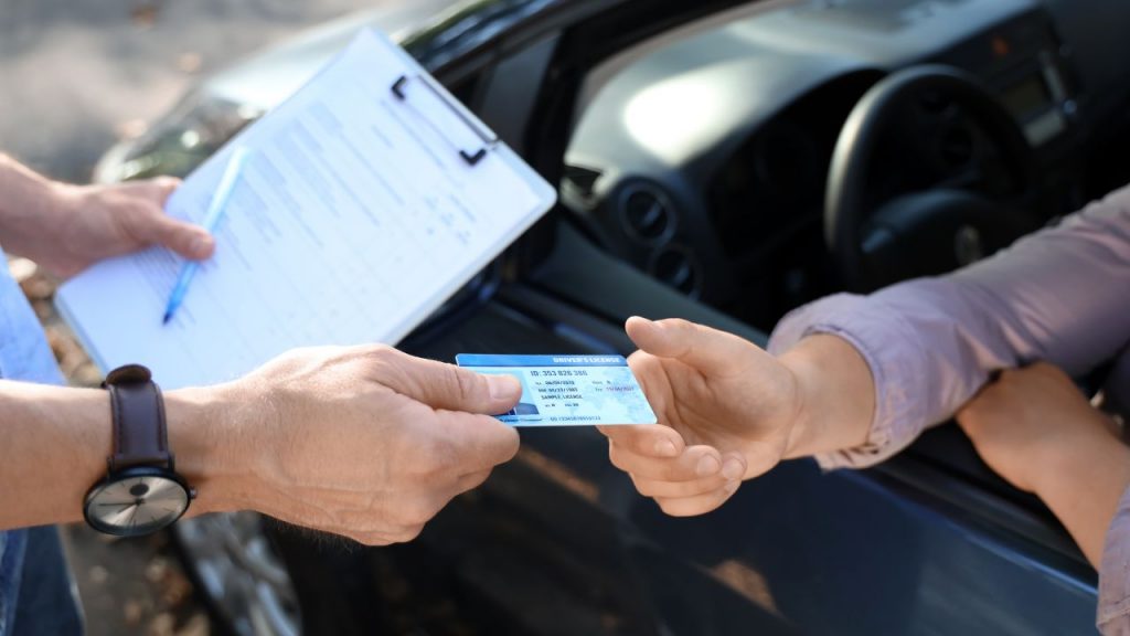 Condutor na mudança de categoria fazendo o exame prático de habilitação