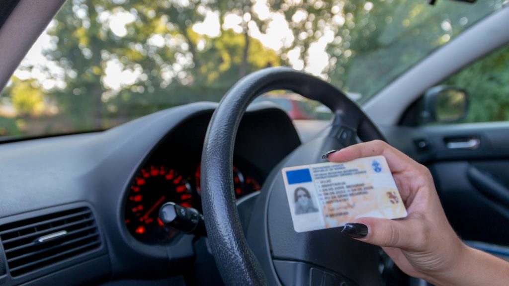 É importante estar com a carteira de habilitação em dia, independente da categoria em questão você pode fazer grande parte do processo online.