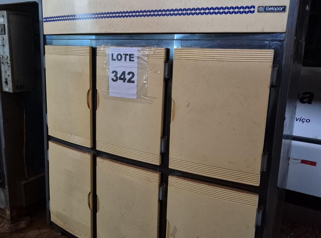 Refrigerador comercial com seis portas - Leilão da Embrapa - E-leiões